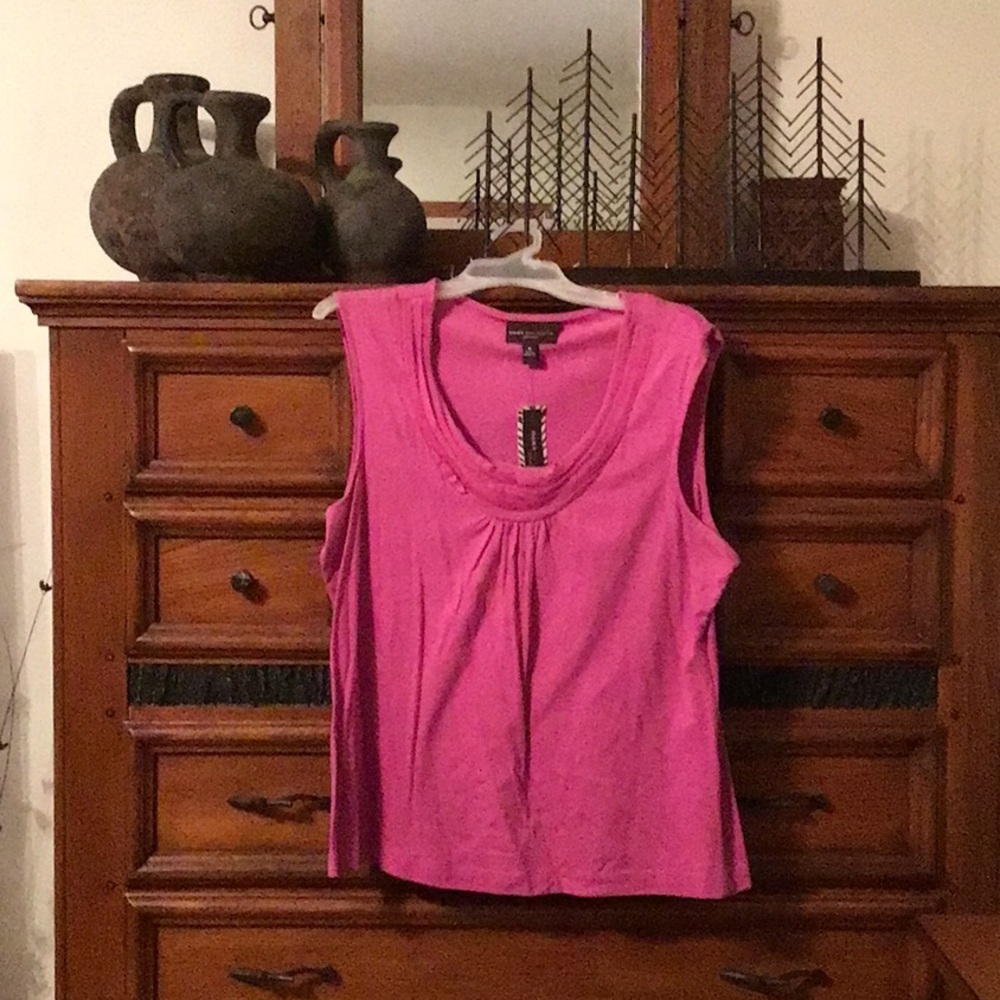 Extra large women’s sleeveless top by Dana Buckman. New with tags.